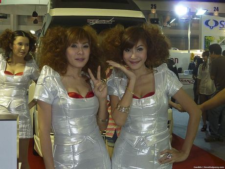 Pretty Thai models pose at the Bangkok autoshow