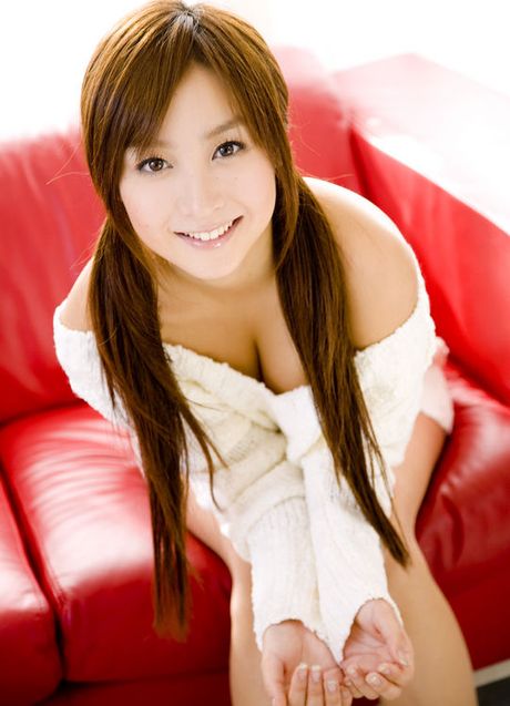 Gravure idol babe shows off her perfect bottom in black lingeie