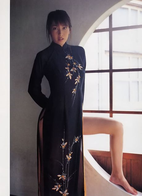 Sexy asian babe shows off her gorgeous long legs in a dress