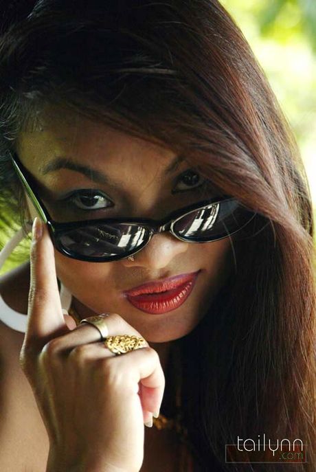 Asian babe shows off her juicy ass in this outdoor set