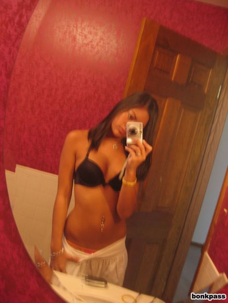 Super hot looking Asian girl self shot pics
