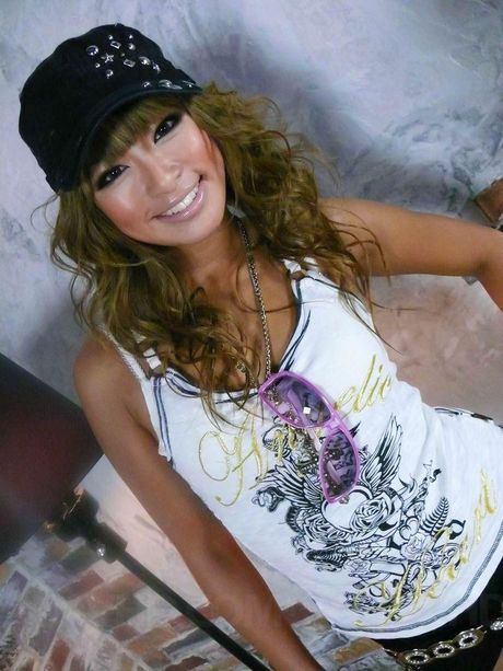 WHEN YOU DRIP OIL ON HER WHEAT-COLORED BUTT, IT SHINES AND LOOKS DELICIOUS! INSERT FROM STANDING BACK AND SKEWER FUCK! RUMIKA IS PUSHED UP IN COWGIRL POSITION