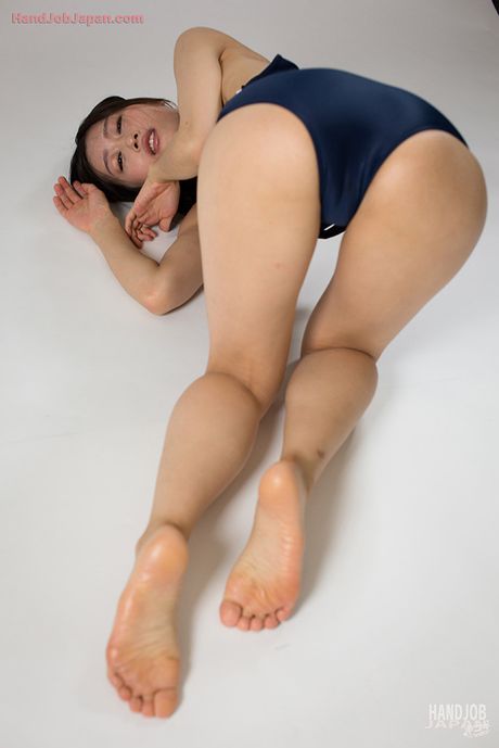 Schoolgirl Reika Yamada gives everyone a handjob during class