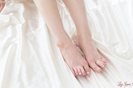 Asian teen Enami Ryu strips and shows her perfect ass and pussy