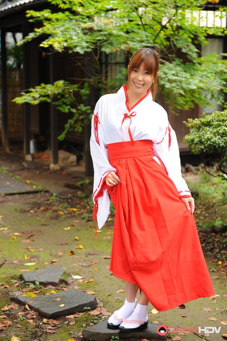 Alluring teen Yuuno Hoshi gets a photo shooting session in her garden