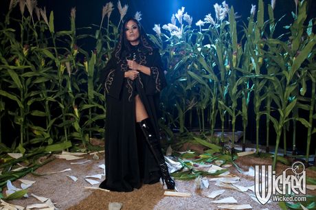 Peachy asian milf Kaylani Lei exposes big titties and hot butt