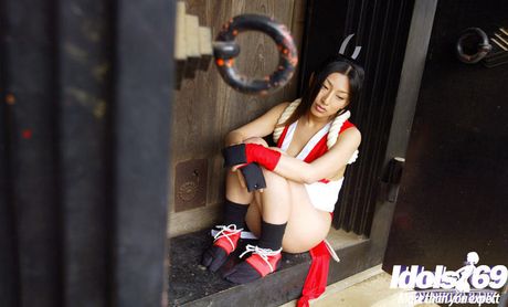 Curious japanese babe Asakawa Ran shows her butt